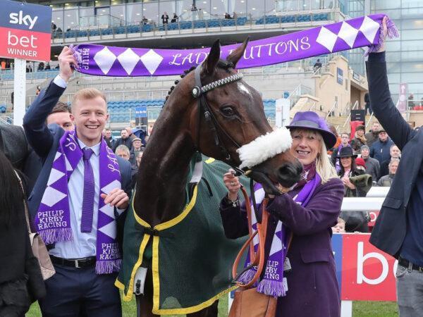 horse-race-scarves_1